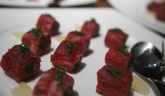 <strong>ART｜第9回「食とアートの会」｜美術家　春草絵未　開催レポート</strong>　トークショーのあとには旬の食材を使った見目麗しいフランス料理の数々が登場。