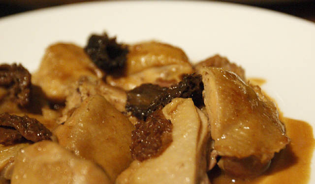 <strong>ART｜第9回「食とアートの会」｜美術家　春草絵未　開催レポート</strong>　ワインや料理に舌鼓を打ちながら、シェフやアーティストを囲んで談笑したり、作品を鑑賞したりと、会場は大盛り上がり。