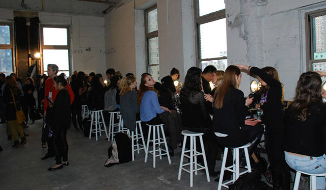 <strong>Catherine Malandrino｜キャサリン・マランドリーノのNEW YORK通信 vol.04</strong> バックステージて、メイクアップ＆ヘアを。