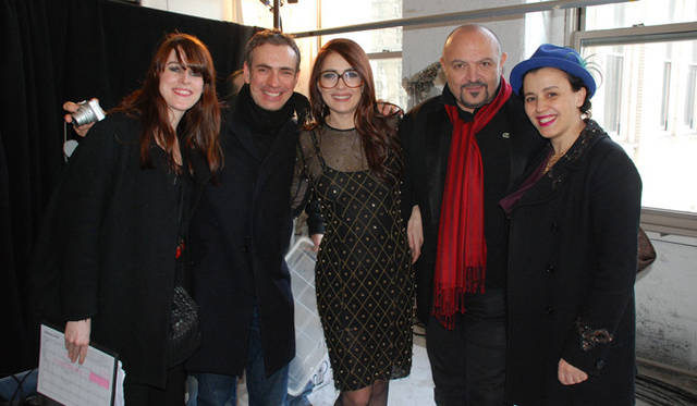 <strong>Catherine Malandrino｜キャサリン・マランドリーノのNEW YORK通信 vol.04</strong> ショーの前に、友人や家族と。左から、スタッフ、友人の男性、キャサリン・マランドリーノ、キャサリンのパートナーであるバーナード、親友であり帽子＆アイウェアデザイナーであるセリマ。キャサリン曰く「友だちは必要！」