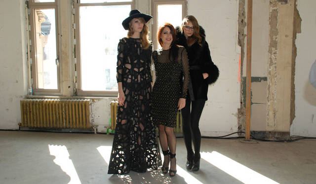 <strong>Catherine Malandrino｜キャサリン・マランドリーノのNEW YORK通信 vol.04</strong> 　「私の美しいパリジャンガール」。左のモデルはグラフィックフィッシュネットのレザーカットアウトドレスをメンズライクな帽子と合わせて。右のモデルは、フォックスでトリミングしたミンクのラップジャケットを羽織って。ふたりの帽子とアイウェアはともに、親友のセリマがデザインしたもの。キャサリンのドレスはもちろん新作！