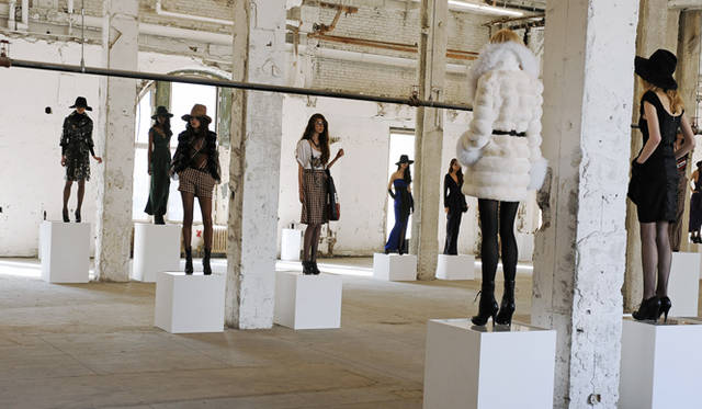 <strong>Catherine Malandrino｜キャサリン・マランドリーノのNEW YORK通信 vol.04</strong> プレゼンテーションのようす。今回の会場は「パリシック／ニューヨークのありのままの場所」。開放的な空間で催された。