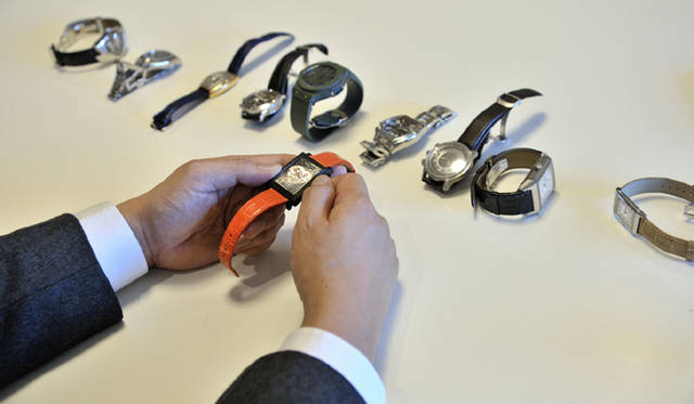 <strong>My Own Watch｜小山薫堂さん</strong>　ピエール・クンツの「キュピドン」“KUNDO”モデル。小山さんのために作られた、希少なモデルだ。世界限定3本、しかも1本ずつ石の色がちがうので、世界におなじものはふたつとない。