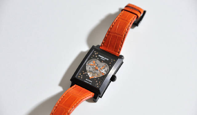 <strong>My Own Watch｜小山薫堂さん</strong>　「時計の心臓部が時間のリズムを刻むように、愛が情熱のリズムに合わせ鼓動を繰り返す」（ピエール・クンツ）――ハートのモチーフが特徴的なピエール・クンツの「キュピドン」。ハートの内側には「BEAUCOUP」「PASSIONNEMENT」「A LA FOLIE」ということばが刻まれている。