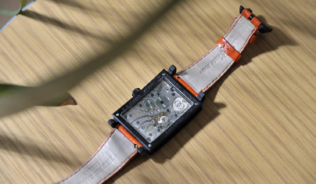 <strong>My Own Watch｜小山薫堂さん</strong>　ムーブメントにハートのエングレーヴィングがほどこされている。天使やヘビ、ハトなど、ストーリー性のあるデザインだ。