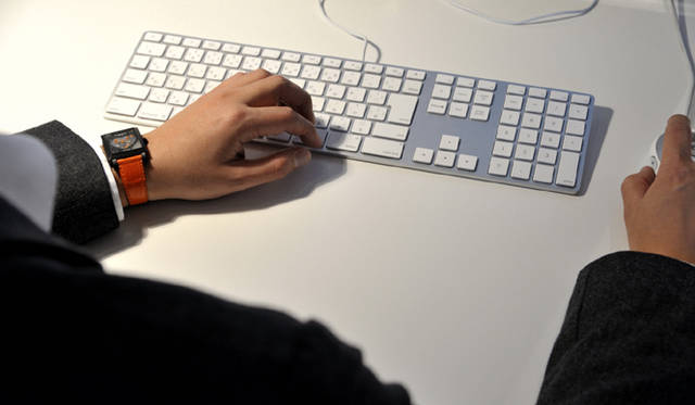 <strong>My Own Watch｜小山薫堂さん</strong>　仕事のときにも身に着けて。「この時計は“オレンジ”という会社で何か大事なプレゼンがあるときや、みんなで食事に行くときなどに着けることが多いですね」（小山薫堂さん）