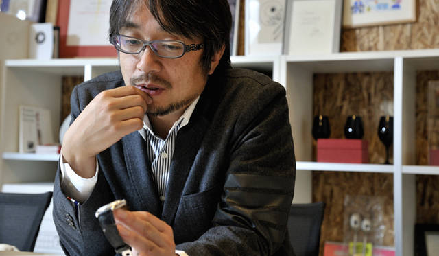 <strong>My Own Watch｜小山薫堂さん</strong>　「腕時計は自分の時を刻むものですから、“足跡”みたいなものですよね。もっとも近いところにあって、自分のために動いてくれて、するとすごく愛情が湧いてくる」（小山薫堂さん）