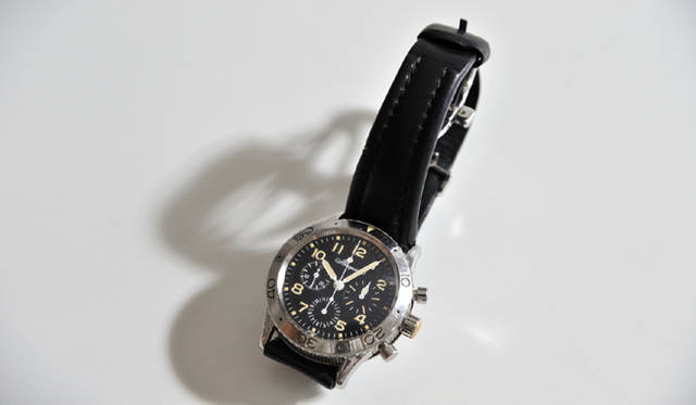 <strong>My Own Watch｜小山薫堂さん</strong>　16、7年前に購入したというブレゲ「TYPE XX」。ブレゲというブランドにはとても憧れていましたね。当時はもの凄く高かったのですが、昔のモデルの復刻版で比較的スポーティなこの時計は手が届く価格だったので、とりあえず買おう、と」（小山さん）