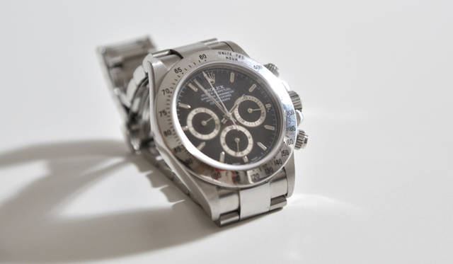 <strong>My Own Watch｜小山薫堂さん</strong>　「ロレックスのデイトナ。昔の知り合いが和光で働いていて、じゃあロレックスで、って。人気があるから時間がかかると言われたのもあってしばらく忘れていたのですが、7年後くらいに順番が来たという連絡がきて。7年も予約を入れていてくれた和光に対しても拍手を贈りたい」（小山さん）