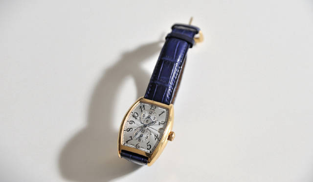 <strong>My Own Watch｜小山薫堂さん</strong>　「香港に旅行に行ったときに買った、フランク・ミュラーのマスターバンカー。ちなみに、僕の作品のなかに一度だけ腕時計のシーンが出てくるのですが、フランク・ミュラーの時計なんです。“浮かれた野郎”の象徴として（笑）」（小山さん）