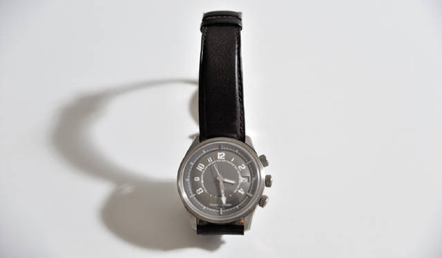 <strong>My Own Watch｜小山薫堂さん</strong>　「これはアストンマーチンのオーナーだけが買えるジャガー・ルクルトの限定モデルで1000本限定。僕は誕生日が6月23日なので、シリアルナンバー付きで623があったら買いますよ、と話していたら本当にあった（笑）」（小山さん）