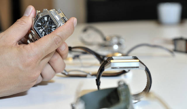 <strong>My Own Watch｜小山薫堂さん</strong>　「友人の披露宴で流すためのビデオを作ったのですが、その御礼にといただきました」（小山さん）