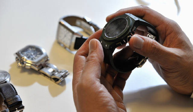 <strong>My Own Watch｜小山薫堂さん</strong>　「ウブロCEOのジャン・クロード・ビバーさんに取材でお会いしたとき、ちょうどアカデミー賞のノミネートに残るかどうかっていう前日だったんです。それを話すと“つけてっていいよ”と言われ、このビッグバンをいただきました」（小山さん）