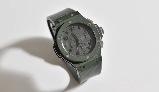 <strong>My Own Watch｜小山薫堂さん</strong>　「ノミネートにも残り、アメリカにも着けていって賞を取ったし、本当にラッキーウォッチ！」（小山さん）