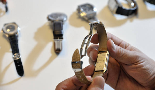 <strong>My Own Watch｜小山薫堂さん</strong>　「日本アカデミー賞の最優秀脚本賞を受賞して、そのときの副賞でいただいたのがこれです」（小山さん）