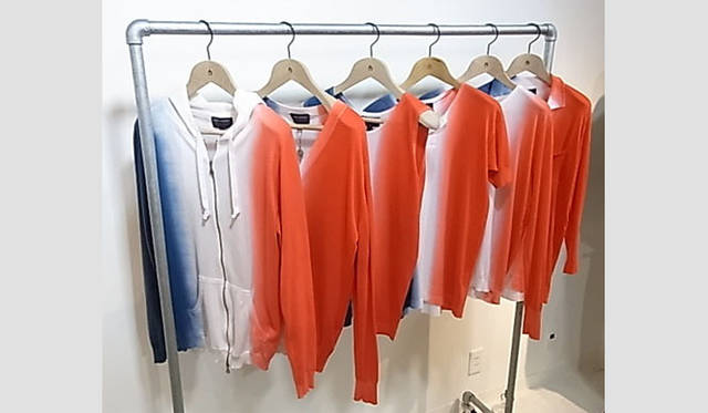 　ジョン・スメドレーとのコラボレーションニット“トリコロールニット”　パーカ5万400円、Vネックカーディガン4万4100円、ヘンリーネックTシャツ2万8350円、タンクトップ2万3100円、Vネックプルオーバー3万8850円、7分袖ポロ4万2000円