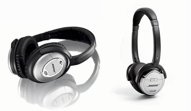 <strong>BOSE｜ボーズ｜ノイズキャンセリング・ヘッドホンの歴史</strong>　2011年｜写真左／アラウンドイヤータイプ「QuietComfort<sup>®</sup>15」、右／オンイヤータイプ「QuietComfort<sup>®</sup>3」
