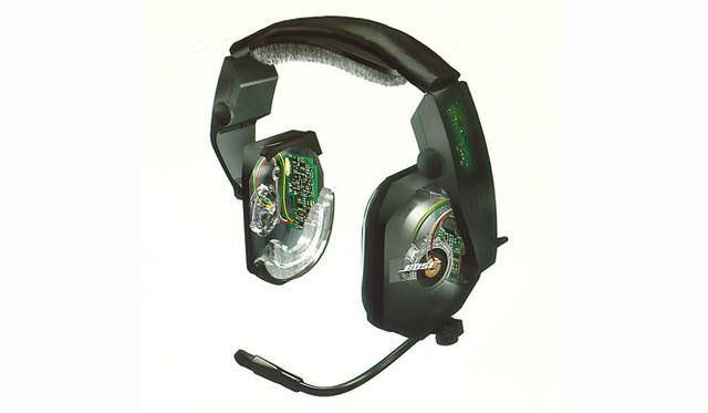 <strong>BOSE｜ボーズ｜ノイズキャンセリング・ヘッドホンの歴史</strong>　1989年｜市販機として史上初の航空機用アクティブ型ノイズキャンセリング（ANC）・ヘッドセットを発表。