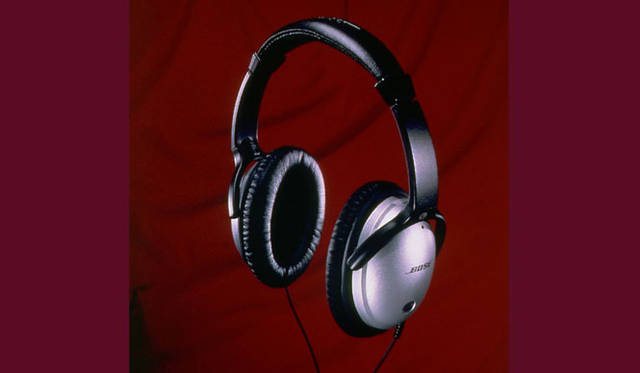 <strong>BOSE｜ボーズ｜ノイズキャンセリング・ヘッドホンの歴史</strong>　2000年～｜2000年に、一般消費者向けの民生用ノイズキャンセリングヘッドホン「QuietComfort<sup>®</sup>」を発表。翌2001年に日本国内で発売開始される。