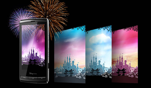 <strong>Disney Mobile｜ディズニー・モバイル</strong>　スマートフォン「DM009SH」　画面がリアルタイムに変化する「ライブ壁紙」。毎日夜8時半には花火が上がる！ © Disney