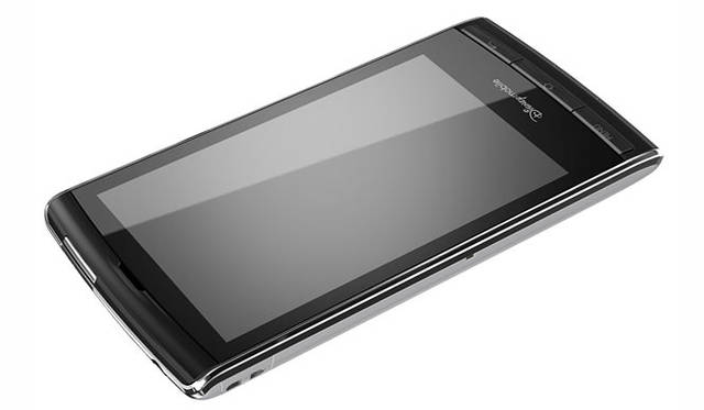 <strong>Disney Mobile｜ディズニー・モバイル</strong>　スマートフォン「DM009SH」　「GALAPAGOS 003SH」とほぼおなじデザイン。© Disney