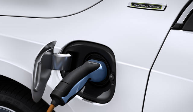 <strong>VOLVO V60 Plug-in Hybrid｜ボルボ V60 プラグイン ハイブリッド</strong>