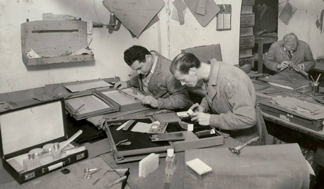 <strong>GUCCI｜グッチ</strong> グッチのアーカイブフォトより。アルチザン（職人）たちのファクトリーのようす。