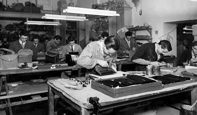 <strong>GUCCI｜グッチ</strong> グッチのアーカイブフォトより。アルチザン（職人）たちのファクトリーのようす。