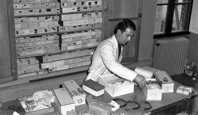 <strong>GUCCI｜グッチ</strong> グッチのアーカイブフォトより。アルチザン（職人）たちのファクトリーのようす。