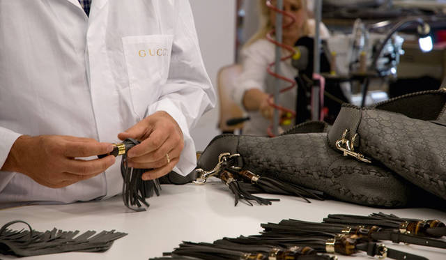 <strong>GUCCI｜グッチ</strong> ディテールの一つひとつが、丁寧な手仕事によって仕上げられていく。