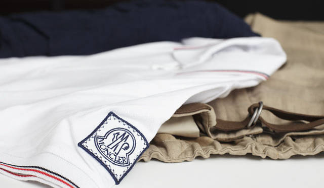 <strong>BARNEYS NEW YORK｜バーニーズ　ニューヨーク</strong>　「MONCLER GAMME BLEU」ポロシャツ2万9400円（バーニーズ　ニューヨーク）