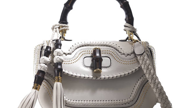 <strong>GUCCI｜グッチ</strong> 細かい編み込みの仕様やスタッズなど、まさに職人技の結晶とも言えるディテール。「ニューバンブーバッグ」[W27×H17×D11cm] ホワイト 30万4500円（グッチ／グッチ ジャパン カスタマーサービス）