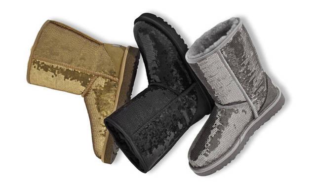 <strong>UGGⓇ Australia│アグ オーストラリア</strong> UGGⓇAustralia 銀座で先行限定発売されるシープスキンブーツ「クラシックショートスパークルズ」（ゴールド、ブラック、シルバー）各3万450円（アグ オーストラリア／デッカーズ ジャパン）