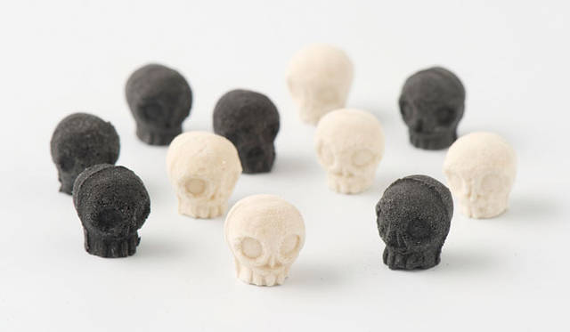 <strong>CIBONE AOYAMA</strong>　丸亀町商店街発「ヌーベル和三盆」　日本のキャラクター文化が生み出した、ガイコツのあたらしいイメージを和三盆で表現。