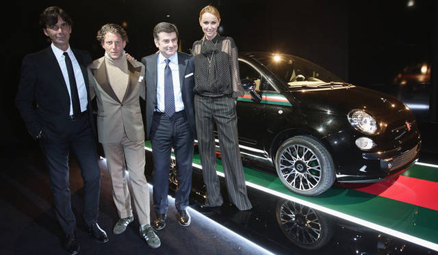 <strong>FIAT 500 by Gucci｜フィアット500 バイ グッチ</strong> 向かって左より、パトリツィオ・ディ・マルコ (Gucci 社長兼CEO)、ラポ・エルカン (インデペンデント アイデアズ)、アンドレア・フォーミカ (Fiat Automobiles SpA CEO)、フリーダ・ジャンニーニ (グッチ:クリエイティブディレクター)