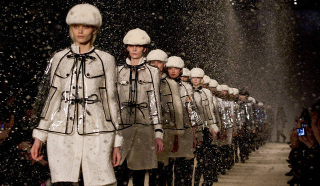 <strong>BURBERRY PRORSUM｜バーバリー プローサム</strong> 2011年秋冬コレクション エンドロールより。©BURBERRY