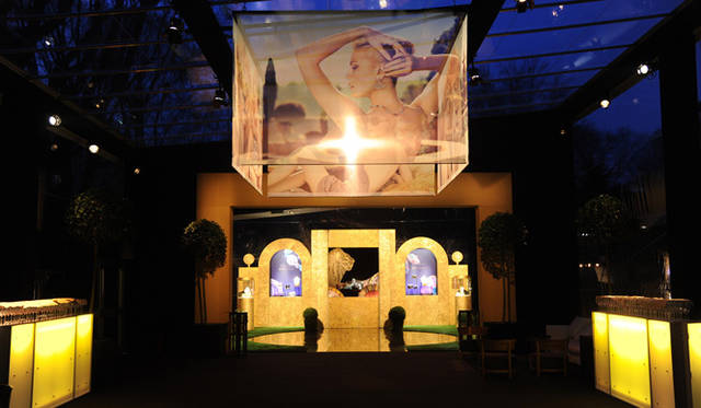 <strong>BVLGARI│ブルガリ</strong> 新広告キャンペーンの顔となったのはキルスティン・ダンスト。会場にはイメージビジュアルが大きく飾られた。©Getty Images