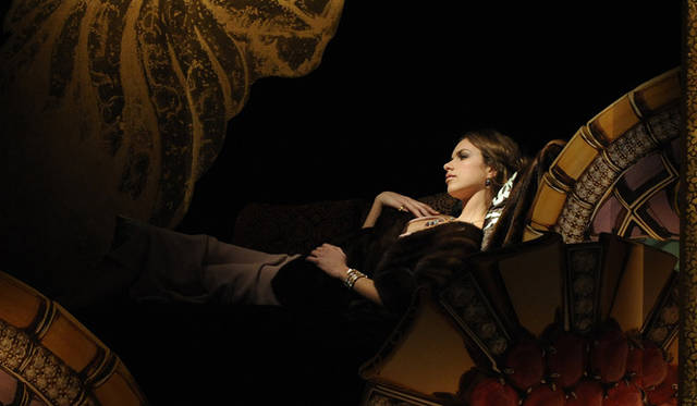 <strong>BVLGARI│ブルガリ</strong> 新作「メディテラネアン・エデン コレクション」およびハイジュエリーを身に着けたモデルが横たわり、絵画のように一風景を演出。©GUINDANI