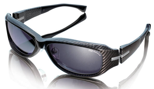 <strong>999.9 feelsun│フォーナインズ・フィールサン</strong>　F-01CFRP。36万7500円