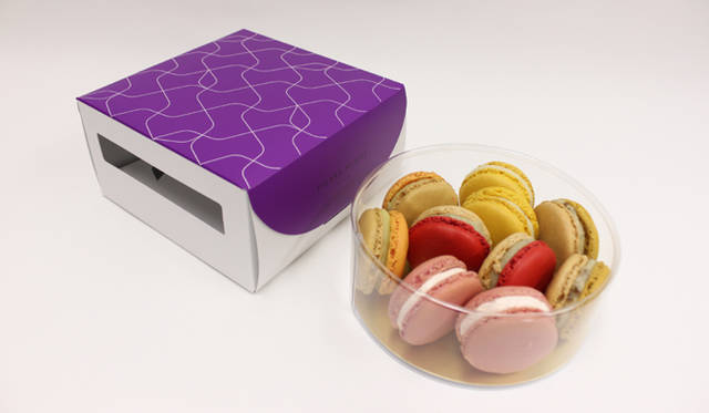 <strong>PIERRE HERMÉ PARIS｜ピエール・エルメ・パリ</strong>　ホワイトデイ限定マカロン10個詰合せ 3150円<br />（ローズ、シトロン、ヴァニーユエフレーズ[限定フレーバー]、クレームブリュレ、ユイルドリーヴアラ マンダリン[新作] 各2個）