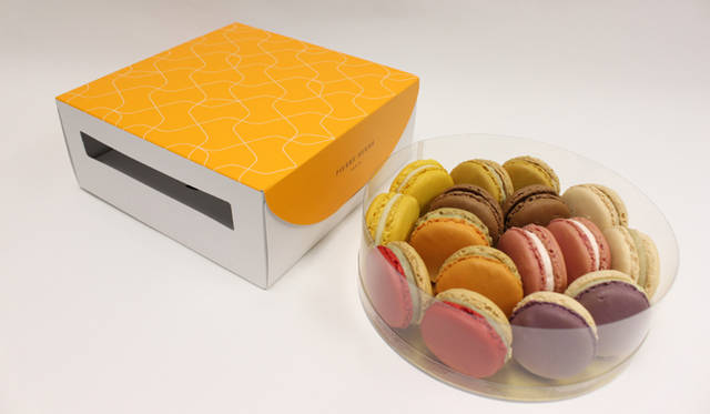 <strong>PIERRE HERMÉ PARIS｜ピエール・エルメ・パリ</strong>　ホワイトデイ限定マカロン16個詰合せ 5250円<br />（ローズ、シトロン、ヴァニーユエフレーズ[限定フレーバー]、クレームブリュレ、アンヴィ、ショコラ、ジャスマン、ユイルドリーヴアラ マンダリン[新作] 各2個）