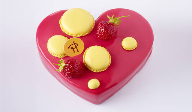 <strong>PIERRE HERMÉ PARIS｜ピエール・エルメ・パリ</strong>　クールセレスト（13cm） 2940円<br />フルーティなパッションフルーツの爽やかな芳香がルヴァーブとイチゴの甘酸っぱい香りを引き立てる、“セレスト（天上の）”という名にふさわしい優しい味わい。