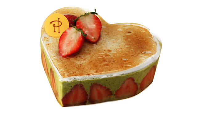 <strong>PIERRE HERMÉ PARIS｜ピエール・エルメ・パリ</strong>　クールフレジエ（13cm） 2940円（青山店限定）<br />ほんのり香ばしいピスタチオとアーモンドの風味がイチゴのほどよい酸味を際立たせる、淡い色のコントラストが春の訪れを感じさせるフレッシュなケーキ。