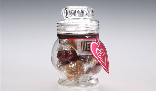 <strong>HENRI LE ROUX｜アンリ・ルルー</strong>　キャラメルポット　各10個入 1890円<br />人気の「キャラメルポット」がハートのオーナメントを飾ったホワイトデイ限定デコレーションで登場。オーナメントの色はピンクとオレンジの2色から選ぶことができる。（販売｜伊勢丹新宿店、高島屋玉川店、東京ミッドタウン店、青山店、オンラインショップ）