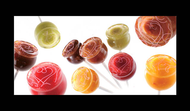 <strong>HENRI LE ROUX｜アンリ・ルルー</strong>　キャラメル・ロリポップ5個入 1995円<br />カラフルな見た目が気分までポップに彩ってくれるキャラメルを飴でコーティングした棒付きキャラメル「キャラメル・ロリポップ」。飴からキャラメルに変わる不思議な感覚を愉しんで！（販売｜伊勢丹新宿店、高島屋玉川店、東京ミッドタウン店、青山店、オンラインショップ）