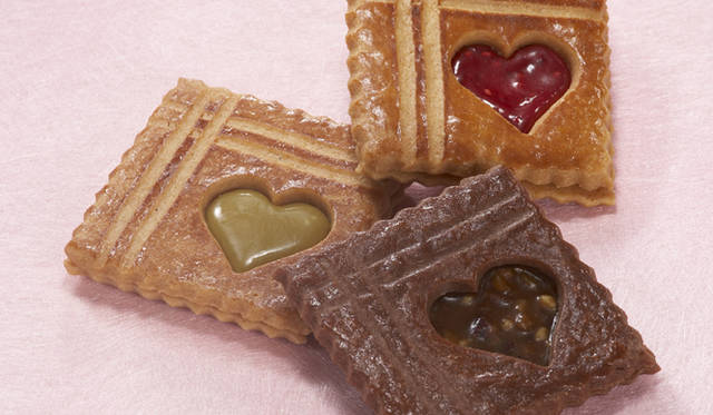 <strong>HENRI LE ROUX｜アンリ・ルルー</strong>　カレ・ブルトン・ドゥ・クール 3個入 1145円<br />アンリ・ルルーのキャラメルを焼き菓子として楽しめる「カレ・ブルトン・ドゥ・クール」。バターたっぷりのサクサクとしたサブレ・ブルトンでキャラメルをサンドしたホワイトデイ限定版。（販売｜東京ミッドタウン店、高島屋玉川店）