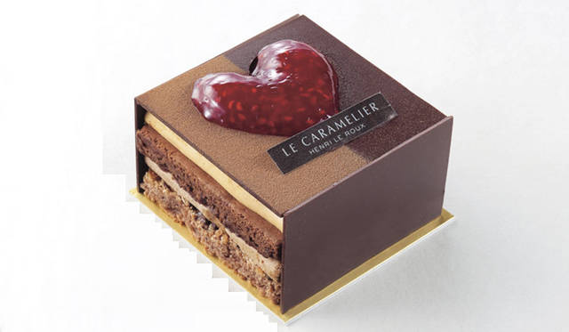 <strong>HENRI LE ROUX｜アンリ・ルルー</strong>　ミッション・ダムール 1260円<br />1台のアントルメにふたつのショコラの味を隠した「ミッション・ダムール」。プラリネの香る女性好みのショコラオレの味わいと、カカオが香る男性向けの味わいを、ハート型に隠れた真紅のフランボワーズジュレとキャラメルクリームが包み込む。（販売｜東京ミッドタウン店、伊勢丹新宿店、高島屋玉川店）