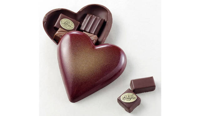 <strong>HENRI LE ROUX｜アンリ・ルルー</strong>　コフレ・アムール（ボンボン・ショコラ6個入り） 3150円<br />ハート型のショコラ・コフレのなかに人気のボンボン・ショコラ6個を詰め込んだ宝石箱を思わせるひと品。（販売｜東京ミッドタウン店、伊勢丹新宿店、高島屋玉川店）