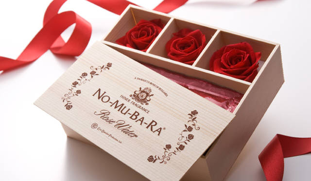 <strong>NO-MU-BA-RA｜ノムバラ</strong>　NO-MU-BA-RA スペシャルパッケージ 4980円<br />バラの花びらのみを原材料とした無添加ローズウォーター「NO-MU-BA-RA」20包とプリザーブドフラワーをパッケージした華やかな限定ボックス。