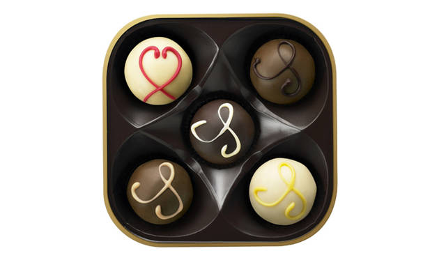 <strong>GODIVA｜ゴディバ</strong>　ムーストリュフセレクション 5粒入り 2100円<br />ふんわりとした食感のムースをチョコレートで包んだ優しい味わいのチョコレート。